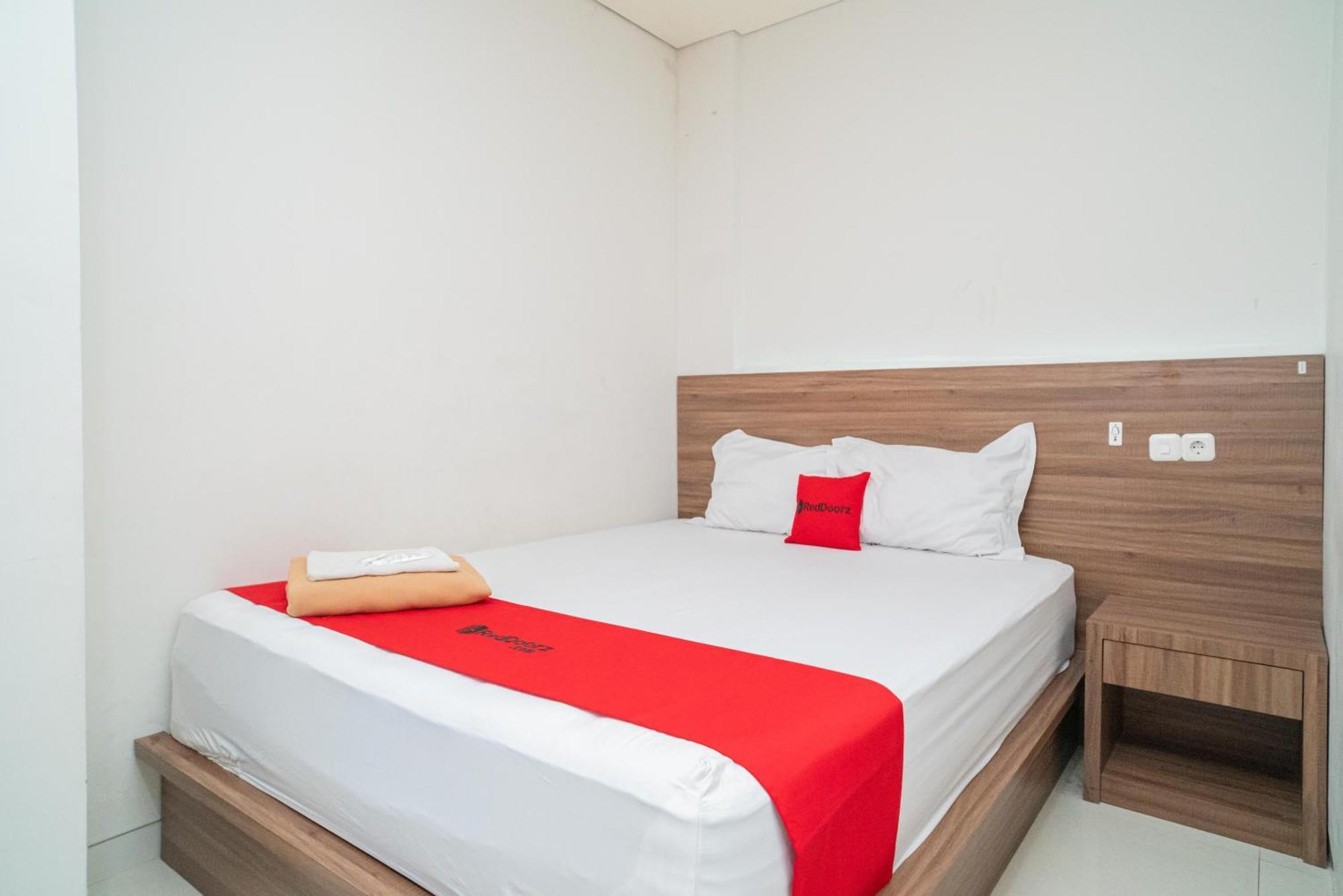 Reddoorz Plus @ Jalan Pemuda Timur Bojonegoro Exterior foto
